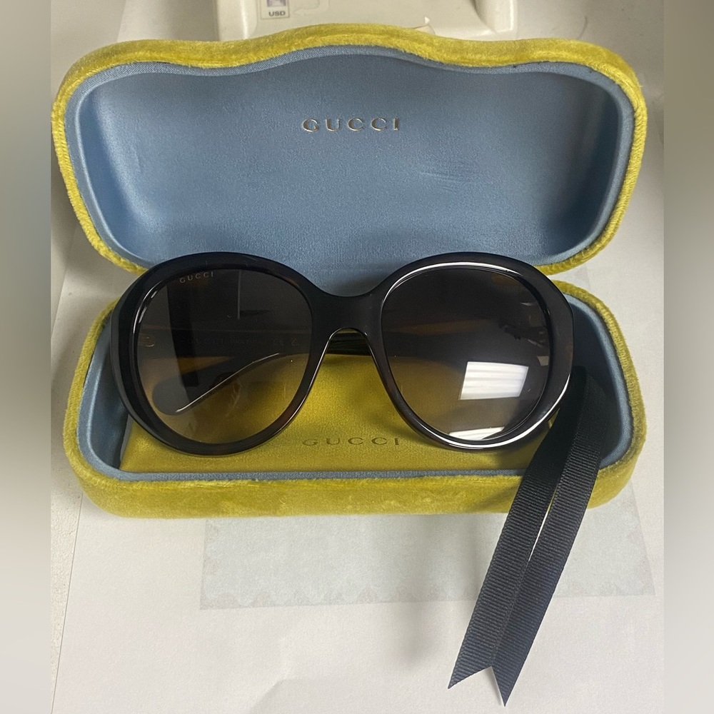 BLACK GUCCI SUN GLASSES